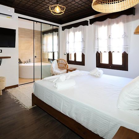 Ador Boutique Hotel ベラト エクステリア 写真
