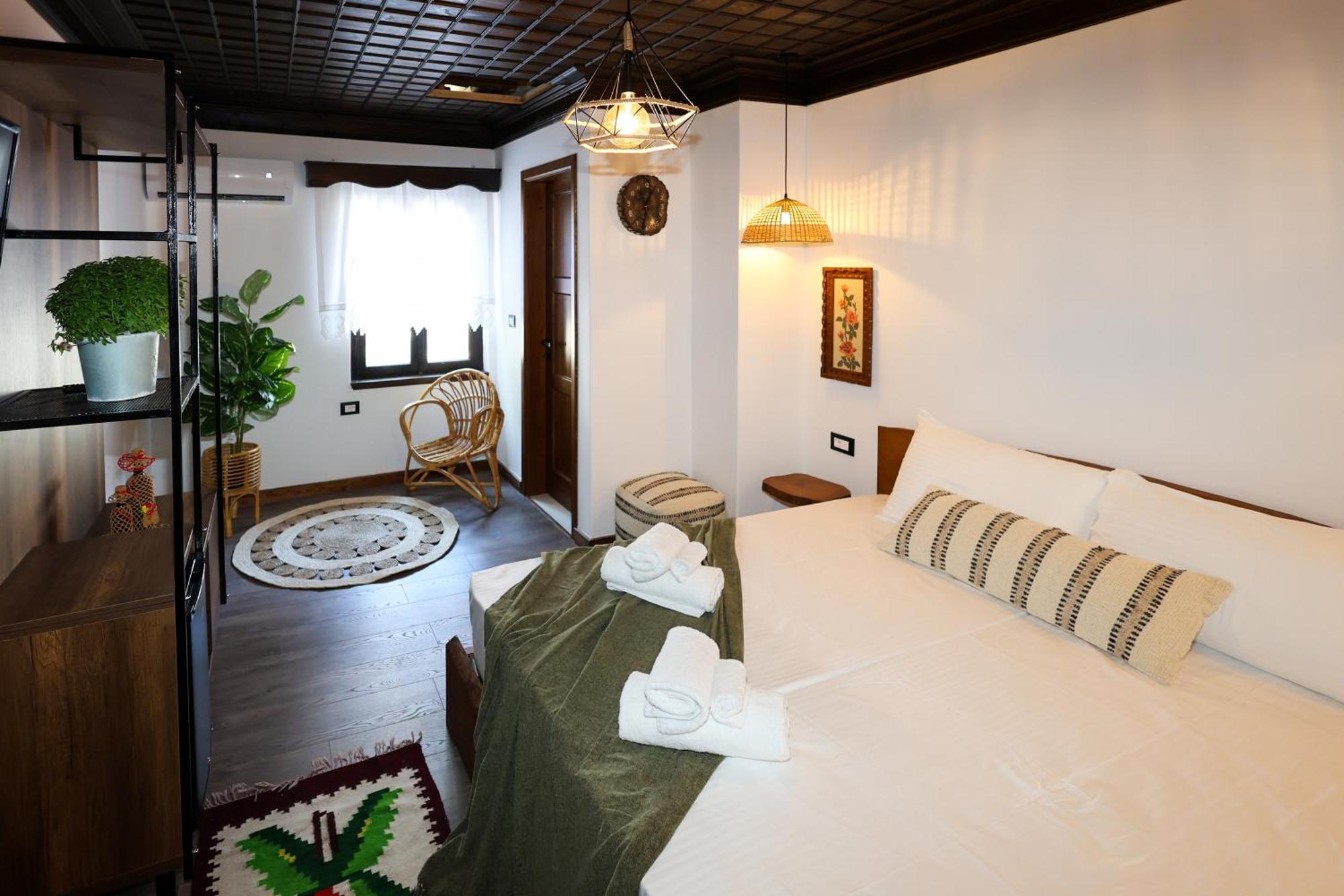 Ador Boutique Hotel ベラト エクステリア 写真