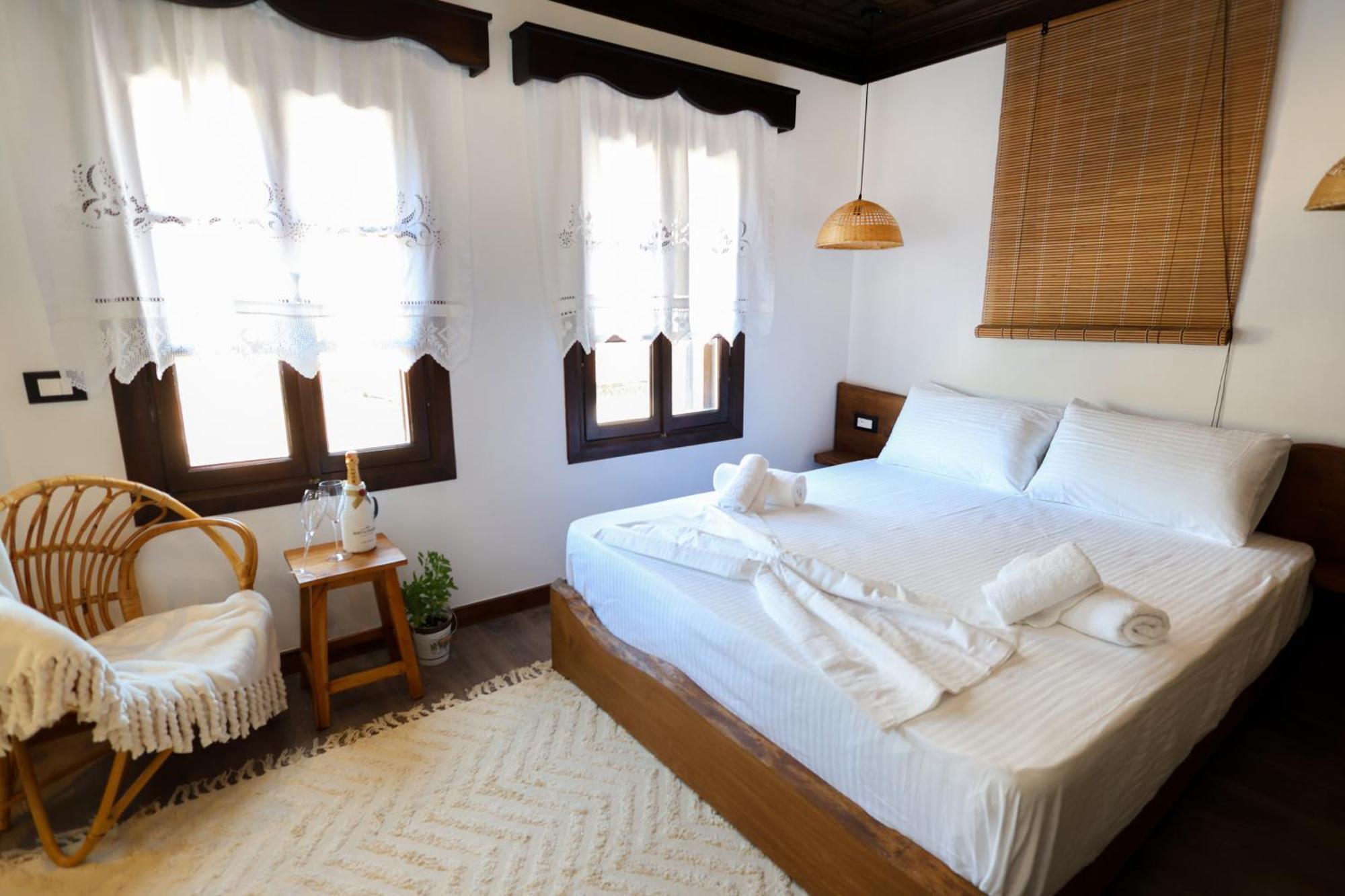 Ador Boutique Hotel ベラト エクステリア 写真