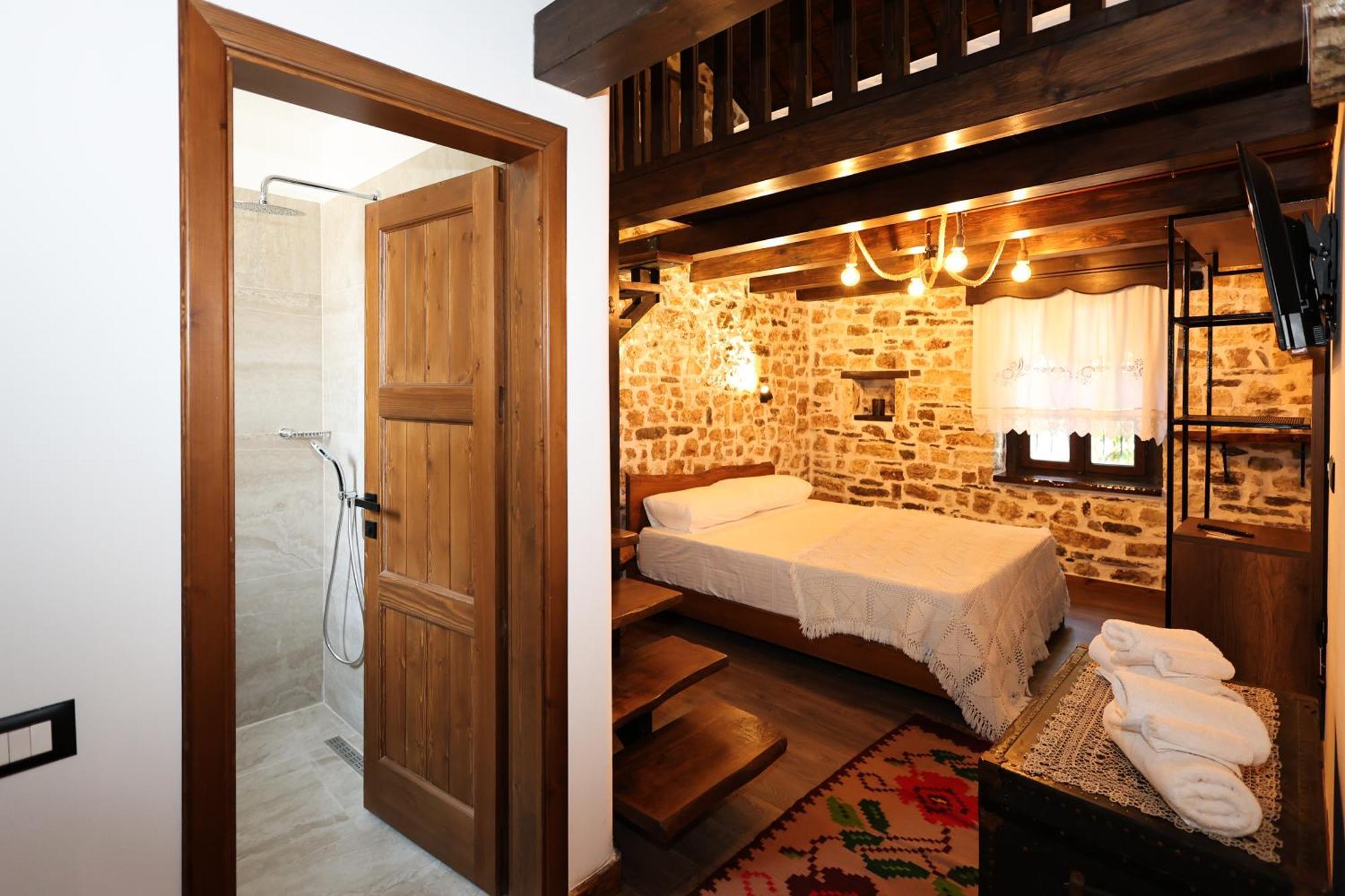 Ador Boutique Hotel ベラト エクステリア 写真