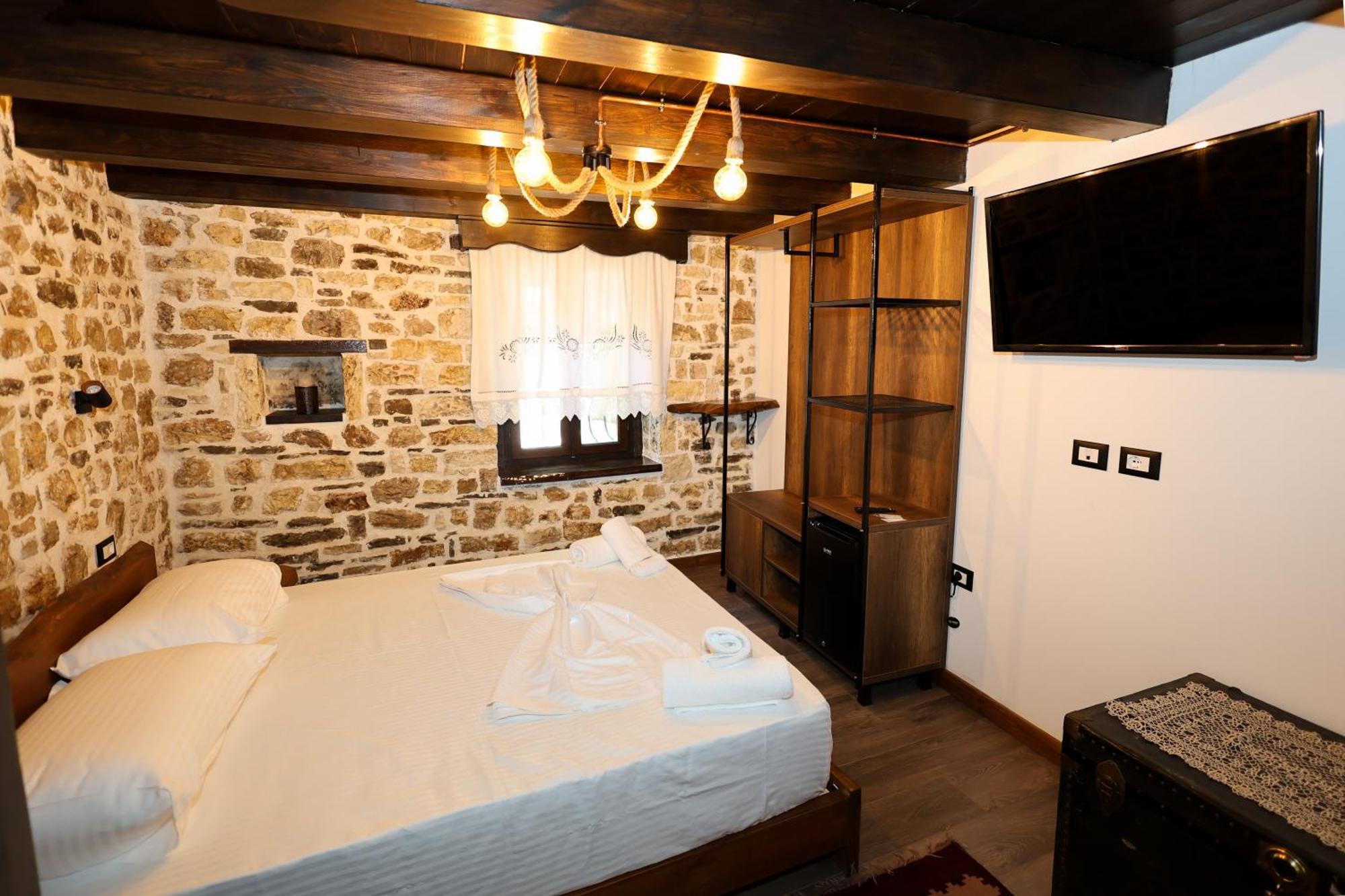 Ador Boutique Hotel ベラト エクステリア 写真
