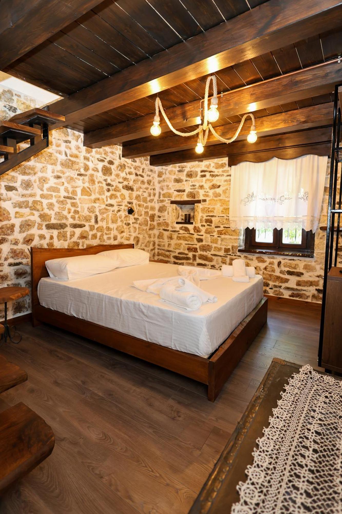 Ador Boutique Hotel ベラト エクステリア 写真