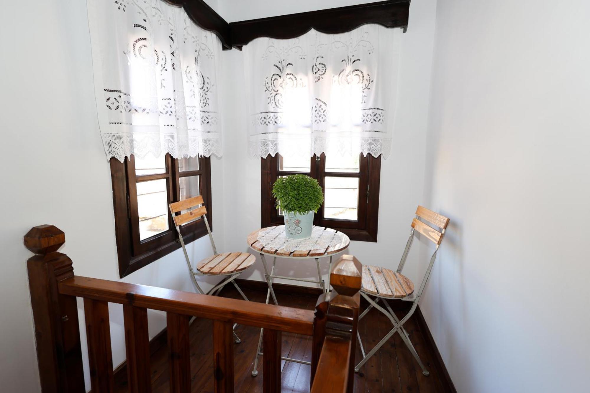 Ador Boutique Hotel ベラト エクステリア 写真