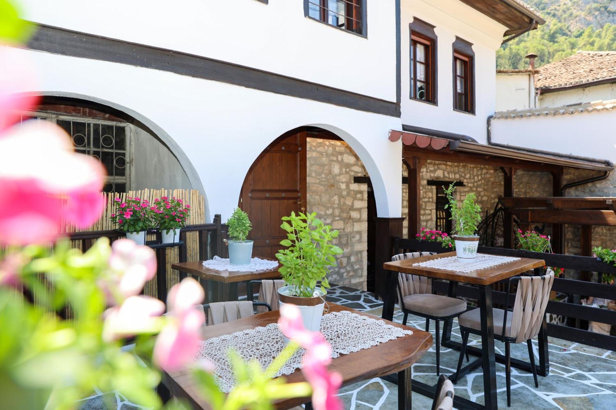 Ador Boutique Hotel ベラト エクステリア 写真