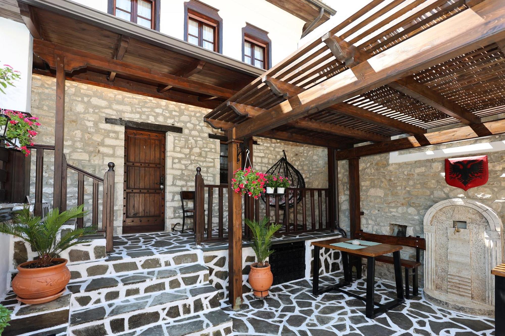 Ador Boutique Hotel ベラト エクステリア 写真