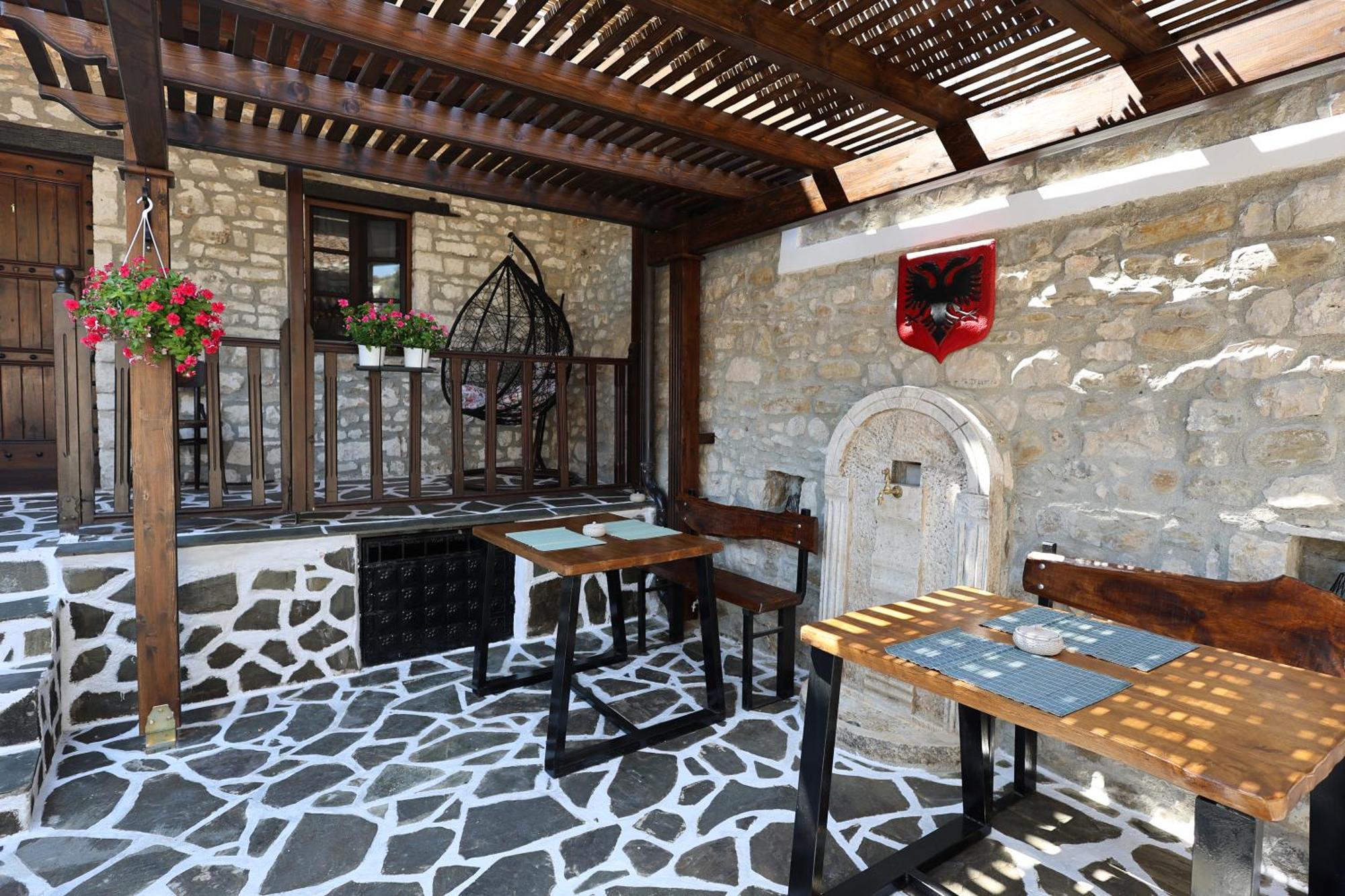 Ador Boutique Hotel ベラト エクステリア 写真