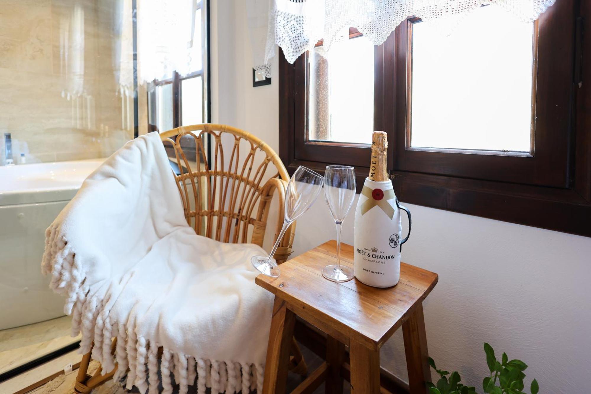 Ador Boutique Hotel ベラト エクステリア 写真