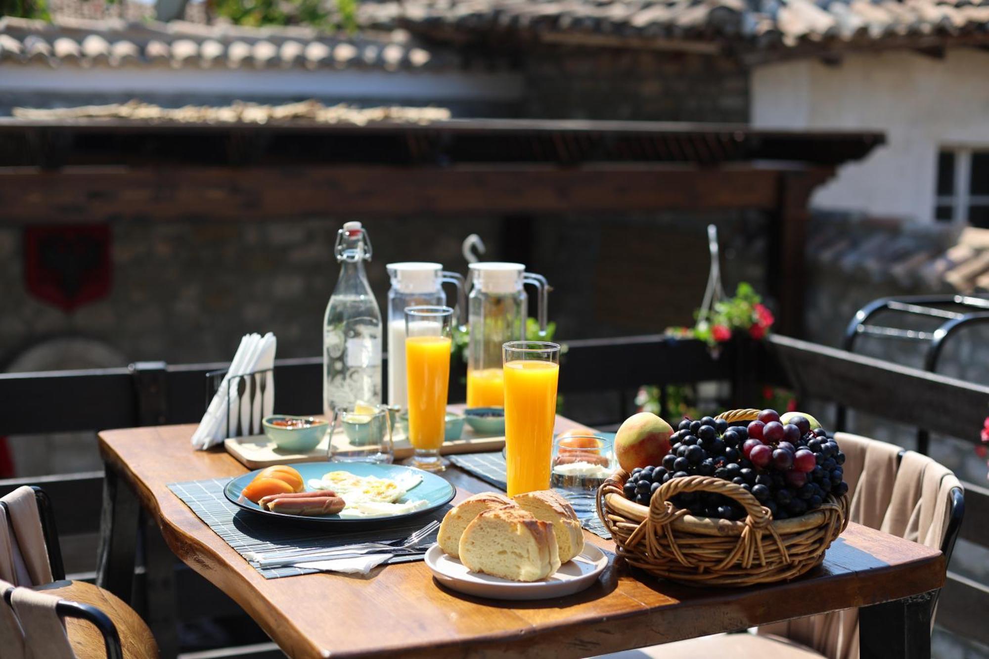 Ador Boutique Hotel ベラト エクステリア 写真