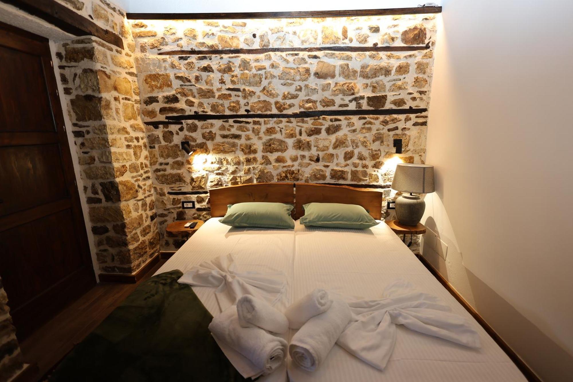 Ador Boutique Hotel ベラト エクステリア 写真
