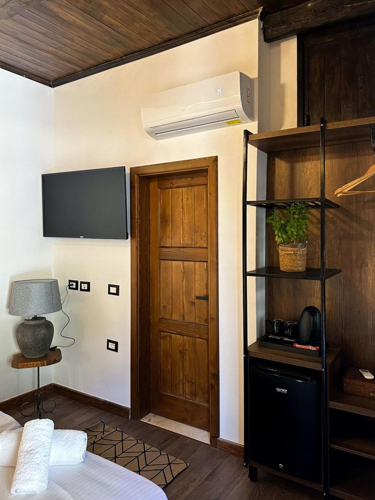 Ador Boutique Hotel ベラト エクステリア 写真