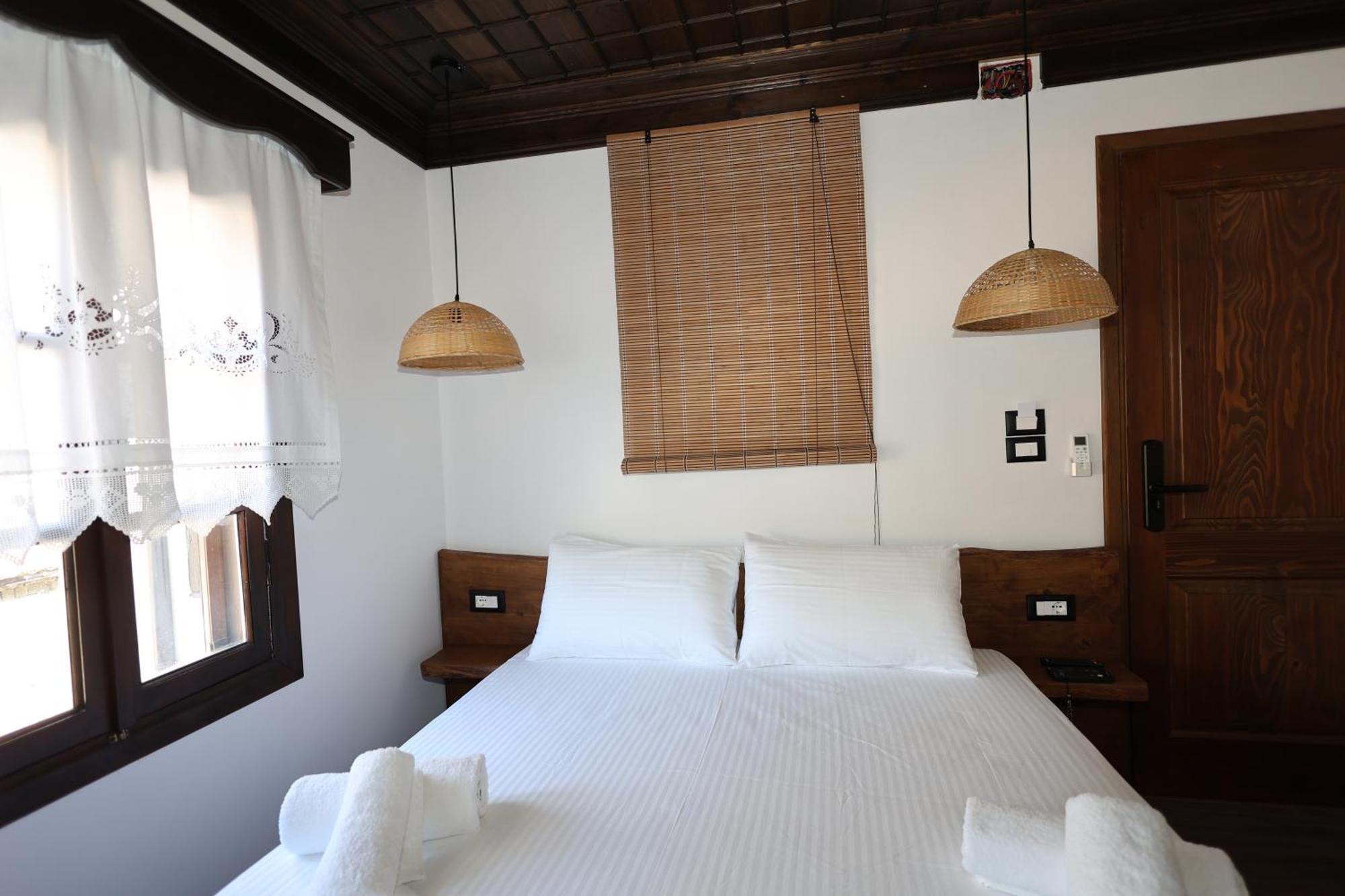 Ador Boutique Hotel ベラト エクステリア 写真