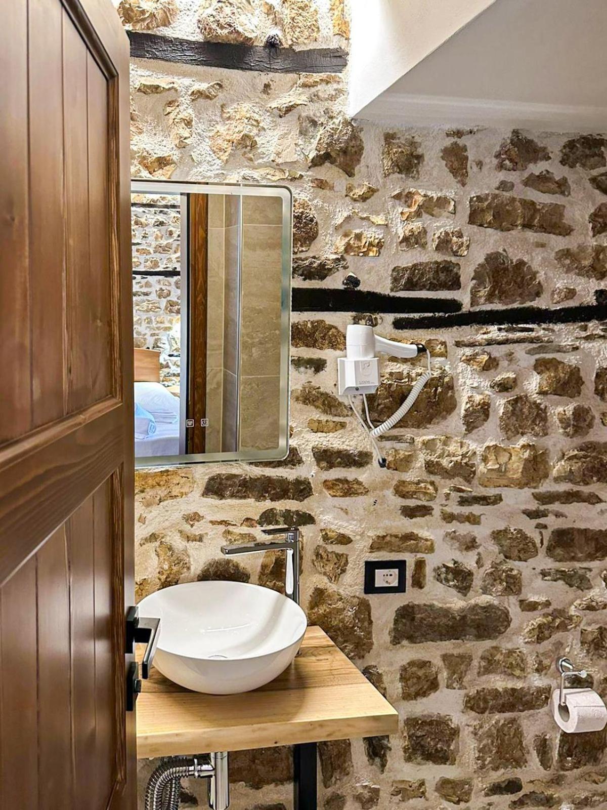 Ador Boutique Hotel ベラト エクステリア 写真
