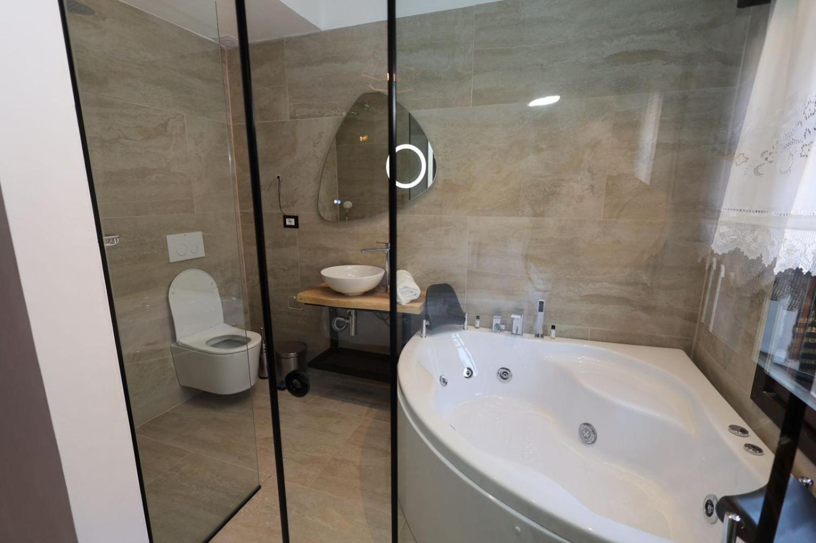 Ador Boutique Hotel ベラト エクステリア 写真