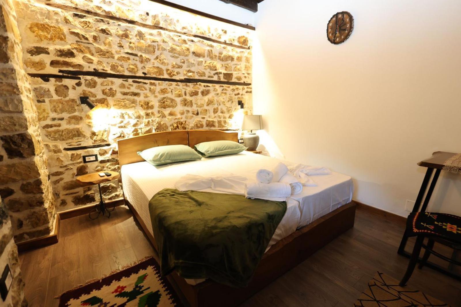 Ador Boutique Hotel ベラト エクステリア 写真