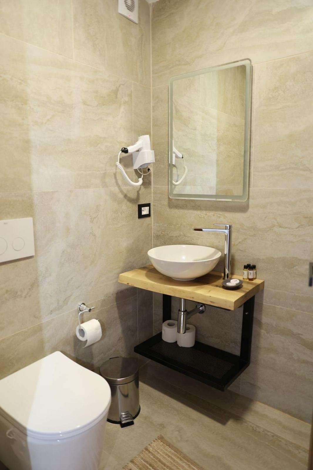 Ador Boutique Hotel ベラト エクステリア 写真