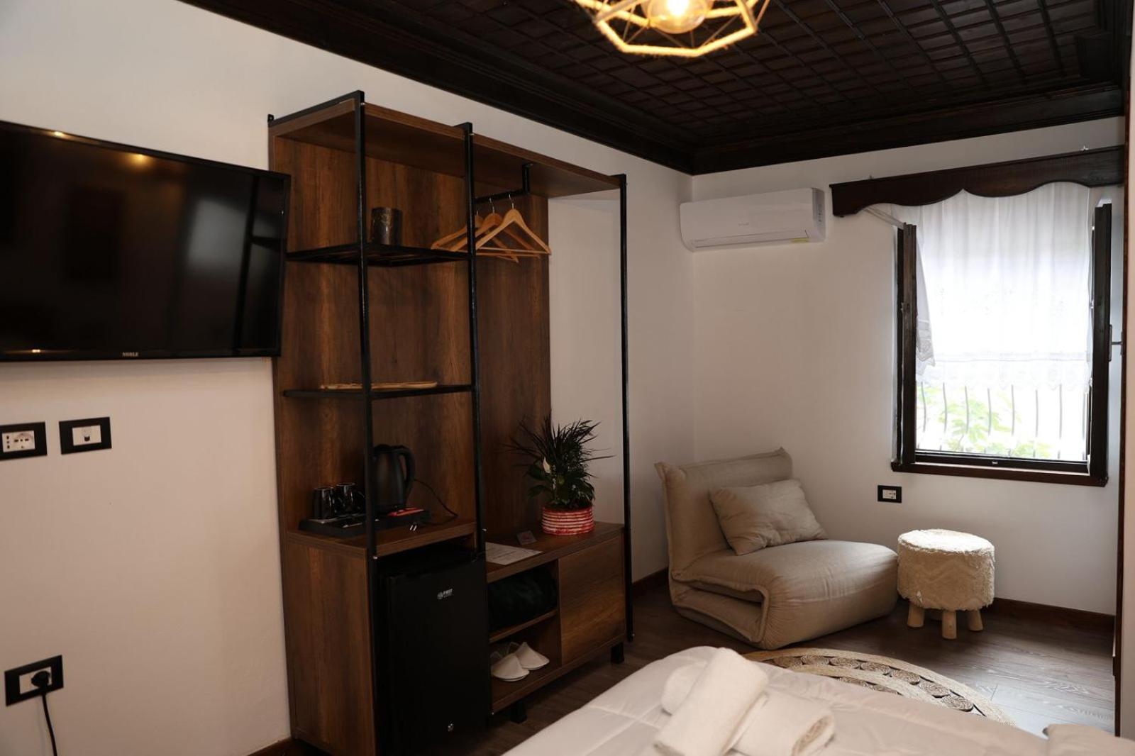 Ador Boutique Hotel ベラト エクステリア 写真