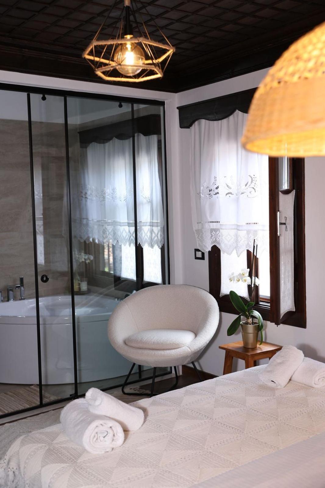Ador Boutique Hotel ベラト エクステリア 写真