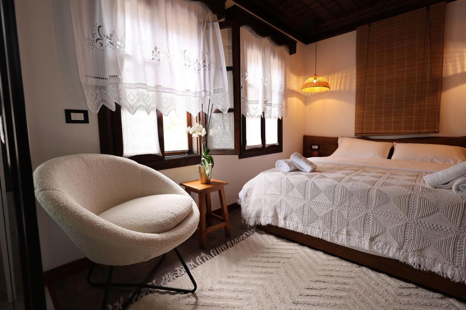 Ador Boutique Hotel ベラト エクステリア 写真