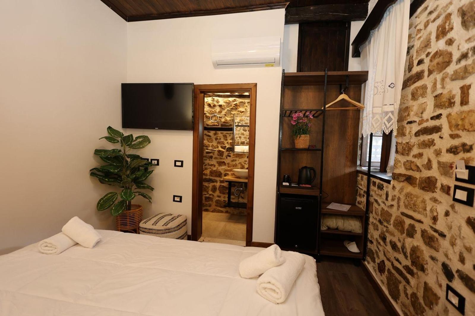 Ador Boutique Hotel ベラト エクステリア 写真