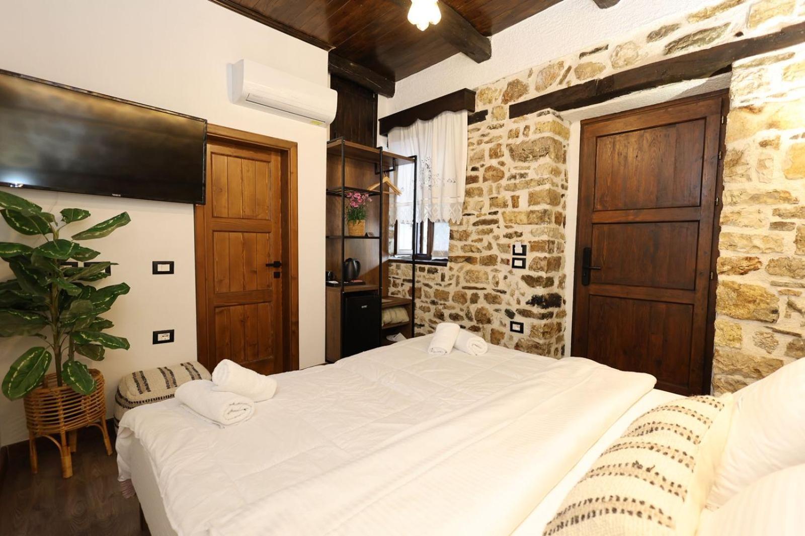 Ador Boutique Hotel ベラト エクステリア 写真